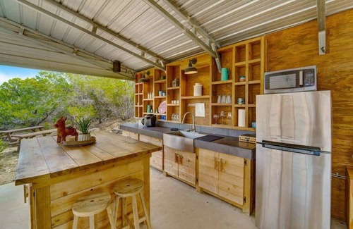 Dripping Springs Cabin | El Corazon Summary: D