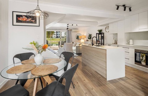 Elanora House | Elanora Oasis Lakefront Serenity and Resort Living