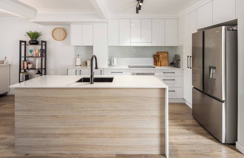 Elanora House | Elanora Oasis Lakefront Serenity and Resort Living