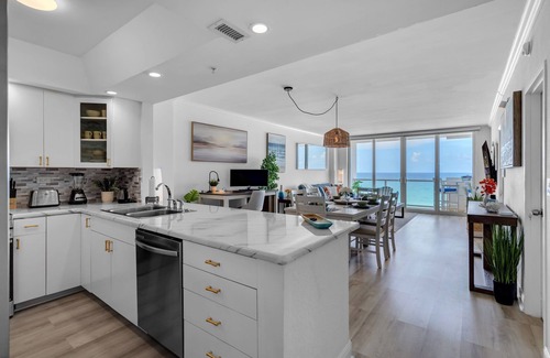 Mid Beach Apartment | Elara Beachfront 2 BRS Direct OceanView w Parking