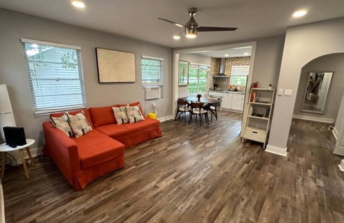 Neartown Cabin | Elegant 1 Bdr Montrose-Bologna@The Italian Plaza