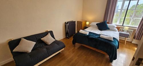 Brondesbury Park Apartment | Elegant 1-Bed Flat, Sleeps 5, London NW6 - 5 mins to Jubilee, Bakerloo & Overground Lines