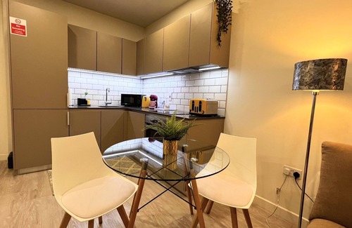 Stevenage Apartment | Elegant 1 Bedroom Serviced Apartment located in the Heart of Stevenage Old Town