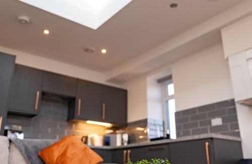 Kirkheaton Apartment | Elegant 2-Bedroom Apartment for 5 Guests