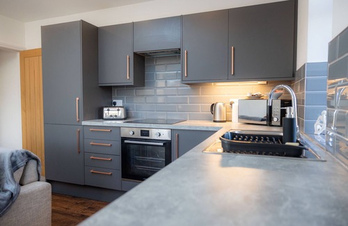 Kirkheaton Apartment | Elegant 2-Bedroom Apartment for 5 Guests