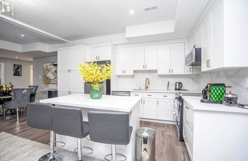 Pine Grove House | Elegant 2-Bedroom Suite in Custom Mansion Peaceful Family Friendly Neighborhood