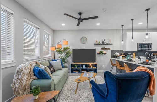 Fort Worth House | Elegant 2BDTownhouse: 7St Walkable, Modish & Sharp