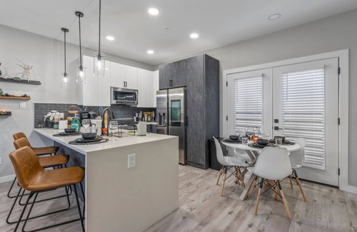 Fort Worth House | Elegant 2BDTownhouse: 7St Walkable, Modish & Sharp