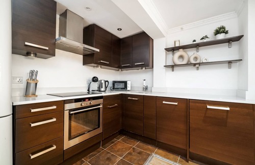 Kennington Apartment | Elegant 2BR 2BA with Patio close to Waterloo