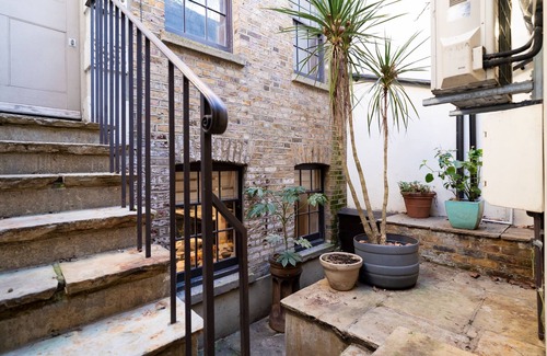 Kennington Apartment | Elegant 2BR 2BA with Patio close to Waterloo
