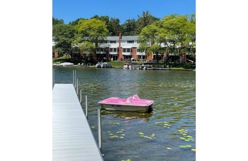 Drayton Plains House | Elegant 3 Bedroom LakeHouse