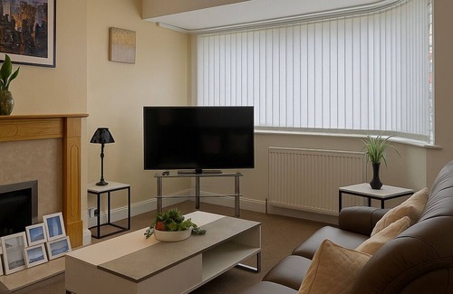 Northfield House | Elegant 3 Bed Stay - Birmingham