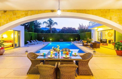 Giolou Villa | Elegant 3 bed villa with hot tub room!