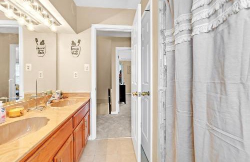 Cordova House | Elegant 3BR Retreat - Great for Families and Corporate Travel