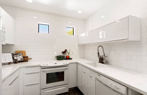 Waterfront Condo | Elegant 3BR Retreat | Walk to Old Town Bars | Free Parking