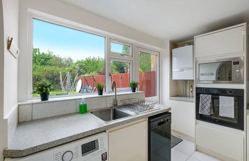 Langley Marish House | Elegant 5-Bed Home w/Garden & Parking - Slough