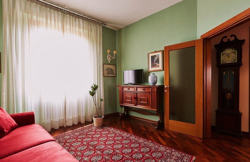 Isolotto Apartment | Elegant and bright apartment with private parking