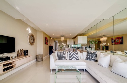 Mouille Point Apartment | Elegant Apartment at the Waterclub (Amani Views)