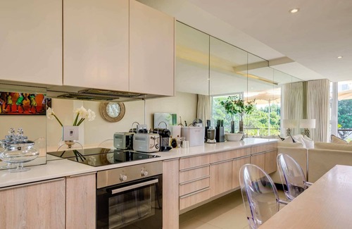 Mouille Point Apartment | Elegant Apartment at the Waterclub (Amani Views)