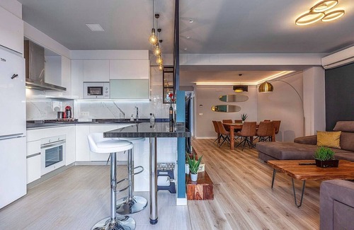 Central District Condo | Elegant apartment ideal for families at 15min from Alhambra. 3 bathrooms, optional parking.