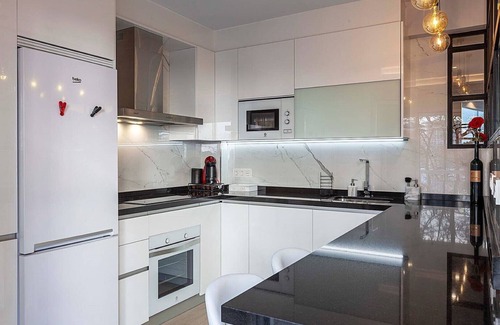 Central District Condo | Elegant apartment ideal for families at 15min from Alhambra. 3 bathrooms, optional parking.