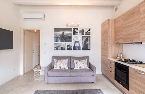 Padova Apartment | Elegant apartment located on the ground floor of a building.Able to accommodate up to 4 people, with a small 10 sqm garden in front of the house, a double bedroom, a living room with kitchenette and bathroom.The apartment has an assigned private uncovere