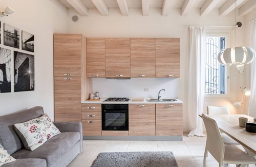 Padova Apartment | Elegant apartment located on the ground floor of a building.Able to accommodate up to 4 people, with a small 10 sqm garden in front of the house, a double bedroom, a living room with kitchenette and bathroom.The apartment has an assigned private uncovere