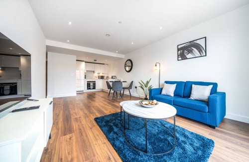 Bracknell Apartment | Elegant Apartment with Two Beds