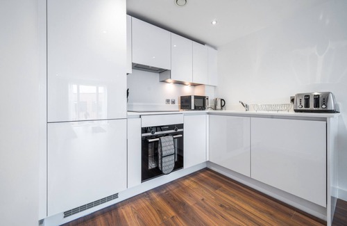 Bracknell Apartment | Elegant Apartment with Two Beds