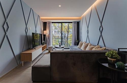Del Valle Apartment | Elegant Apartment with Balcony and City Views