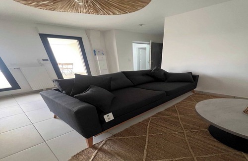 Suresnes Apartment | Elegant Appt - 2BDR/6P - Near Paris & La Défense