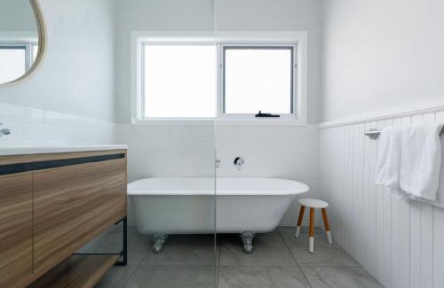 Beauty Point House | Elegant Beauty Point Home with WiFi & Fireplace
