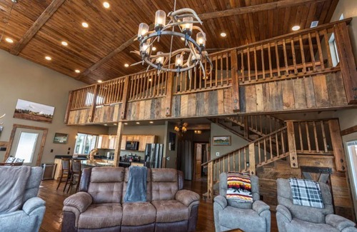 Cobalt Cabin | Elegant Cabin- Northfork Idaho Salmon River, Reunions, Secluded. Quiet. Views