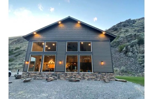 Cobalt Cabin | Elegant Cabin- Northfork Idaho Salmon River, Reunions, Secluded. Quiet. Views