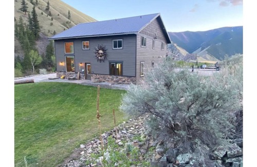 Cobalt Cabin | Elegant Cabin- Northfork Idaho Salmon River, Reunions, Secluded. Quiet. Views