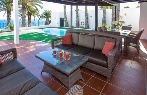 Costa Teguise Villa | Elegant Costa Teguise Villa | Villa Amapola | 4 Bedrooms | Stunning Seaviews &.