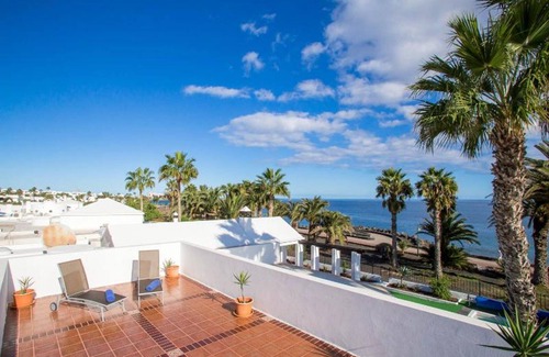 Costa Teguise Villa | Elegant Costa Teguise Villa | Villa Amapola | 4 Bedrooms | Stunning Seaviews &.