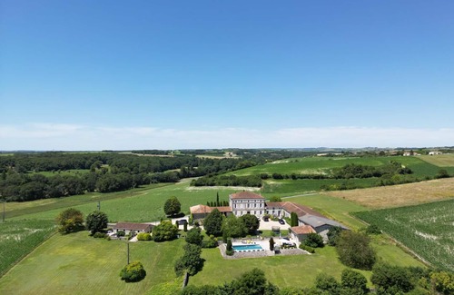Bessac House | Elegant Country House with pool. A great choice for families.