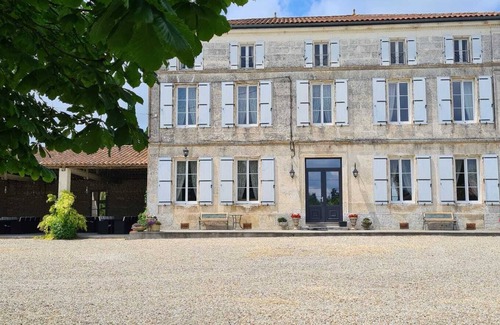 Bessac House | Elegant Country House with pool. A great choice for families.