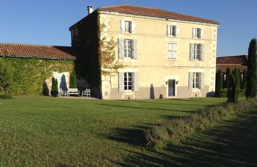 Bessac House | Elegant Country House with pool. A great choice for families.