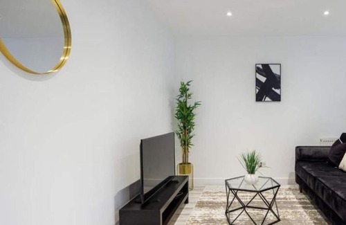 Southend-on-Sea Apartment | Elegant & Cozy 1BR City Centre Nr High Street by Luxiety Stays