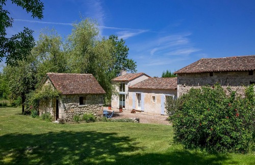 Saint-Martin-de-Gurson House | Elegant Holiday Home in Dordogne Vineyard