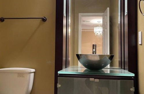Montgomery House | Elegant Home that sleeps 15 guests!