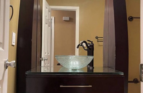 Montgomery House | Elegant Home that sleeps 15 guests!