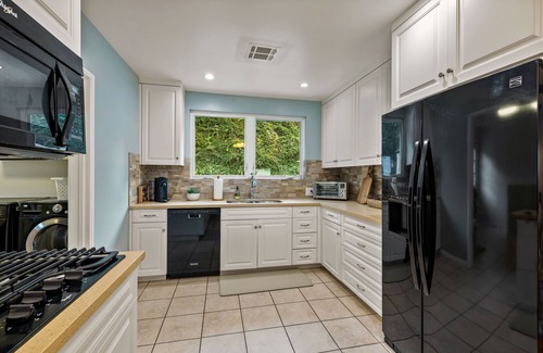 Ladera Heights House | Elegant Home w/Panoramic City Views & Outdoor Oasis near Sony, Apple, Google