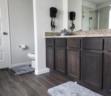 Northside House | Elegant Home with Jacuzzi hot tub and pool table