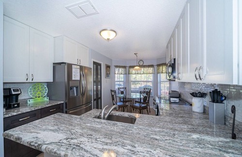 Bellavida House | Elegant Home with Pool, Spa & Lake View