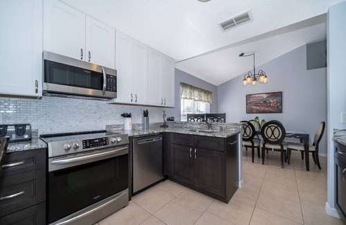 Bellavida House | Elegant Home with Pool, Spa & Lake View