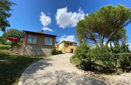 Anghiari House | Elegant lemon house in a typical Tuscan farmhouse.