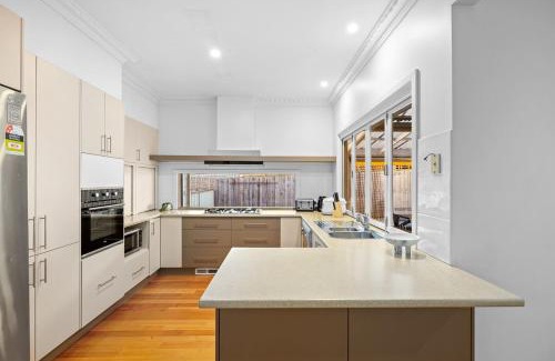 Ringwood House | Elegant Luxury - Family Entertainer in Ringwood
